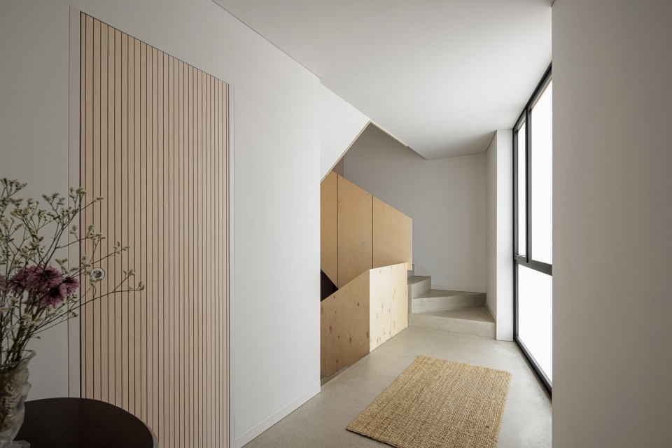 Casa Vertical by Ivo Tavares Studio