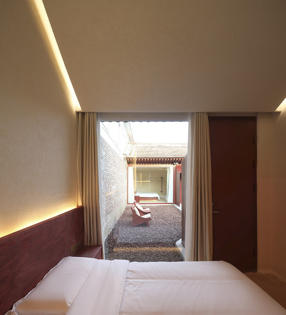 窗外的躺椅,Lounge chairs outside the window
