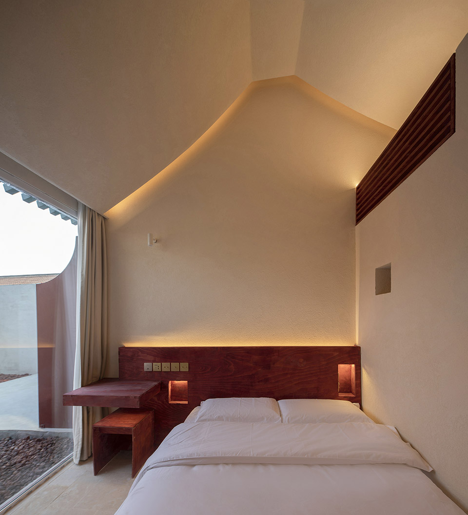 西厢房的人字坡顶,Herringbone sloping roof in the west wing