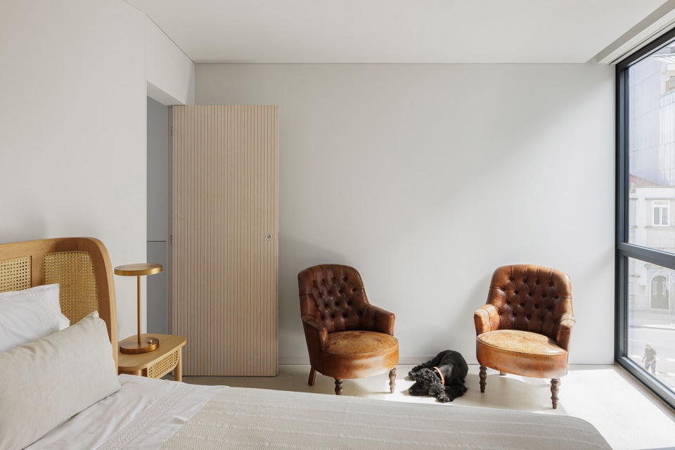 Casa Vertical by Ivo Tavares Studio