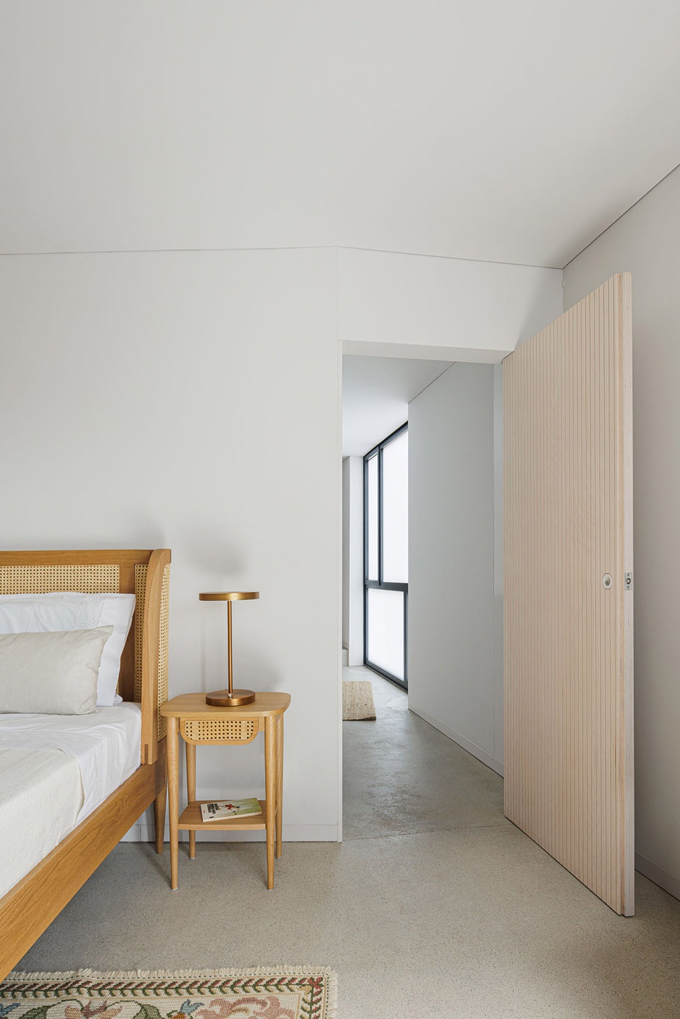 Casa Vertical by Ivo Tavares Studio
