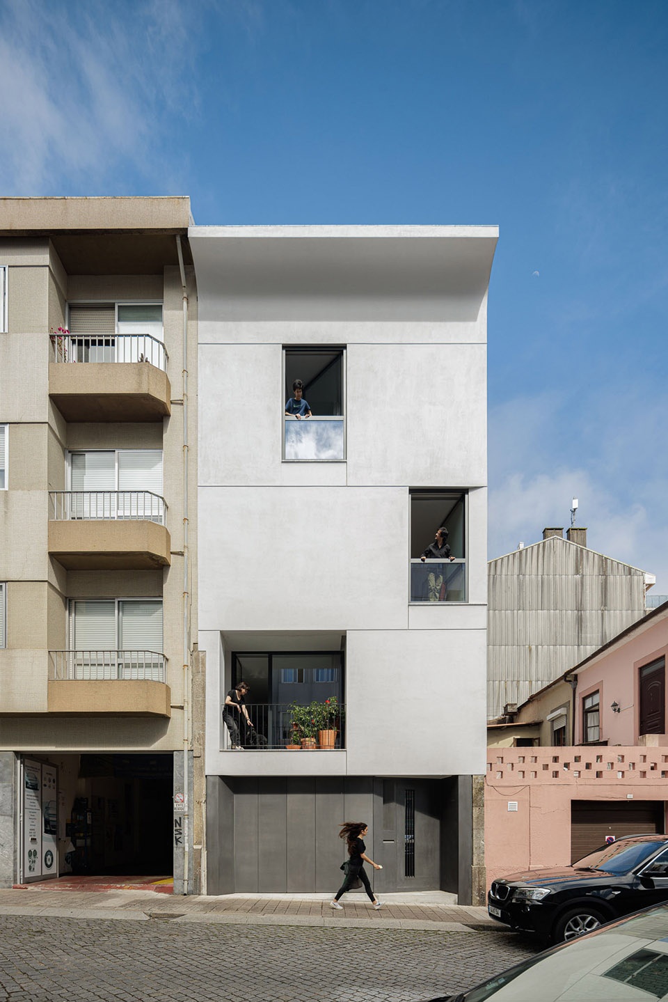 Casa Vertical by Ivo Tavares Studio
