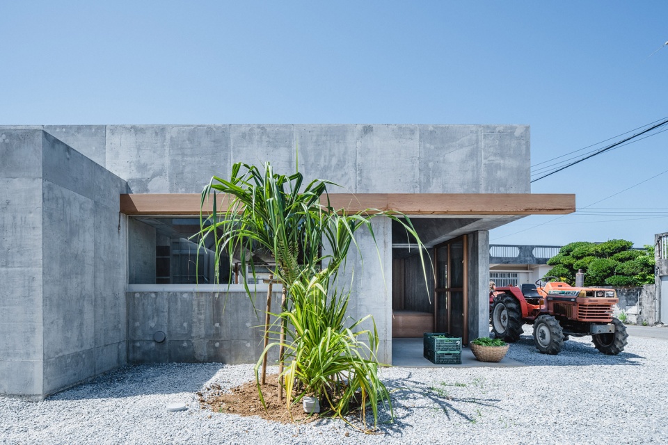 house in shikenbaru by studio cochi architects