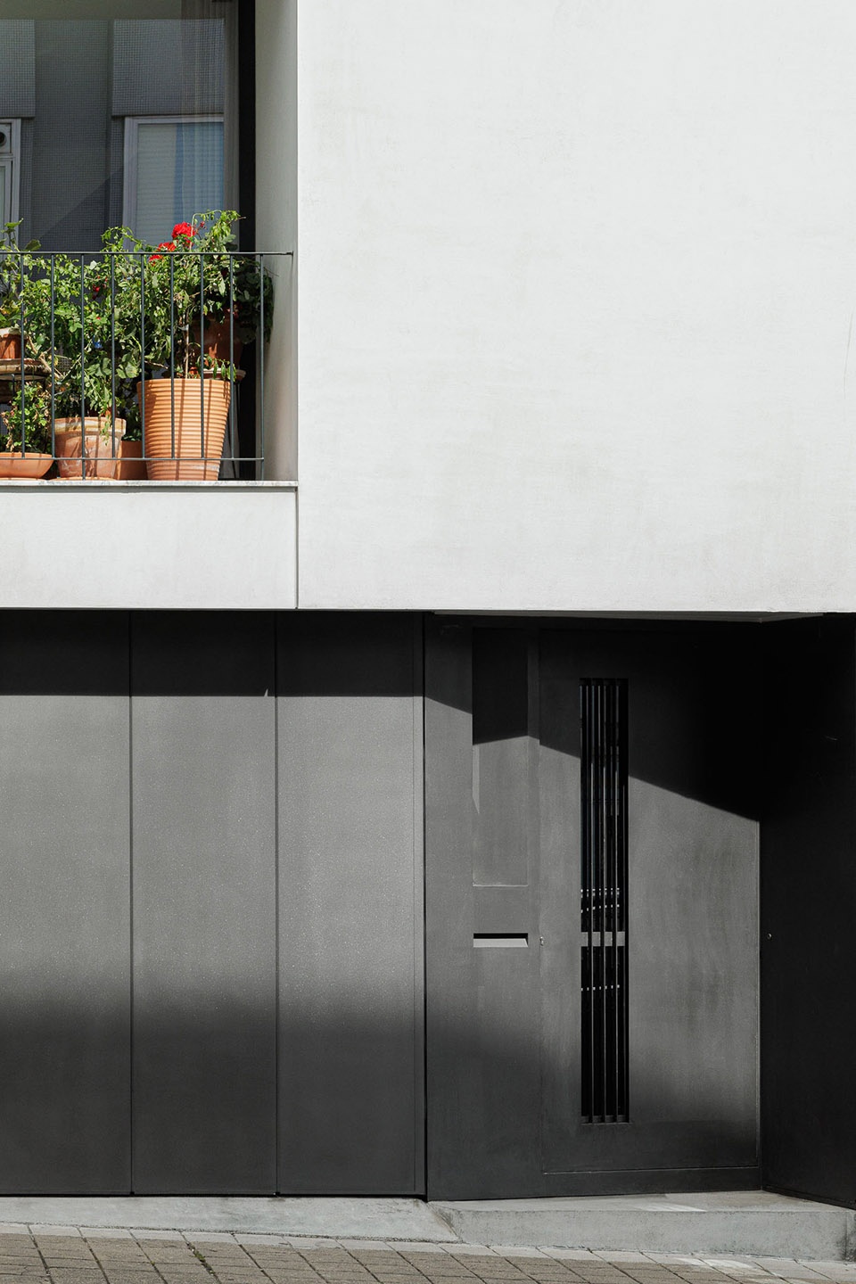 Casa Vertical by Ivo Tavares Studio