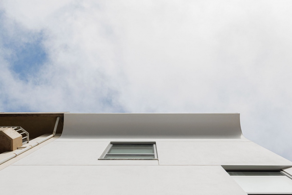 Casa Vertical by Ivo Tavares Studio