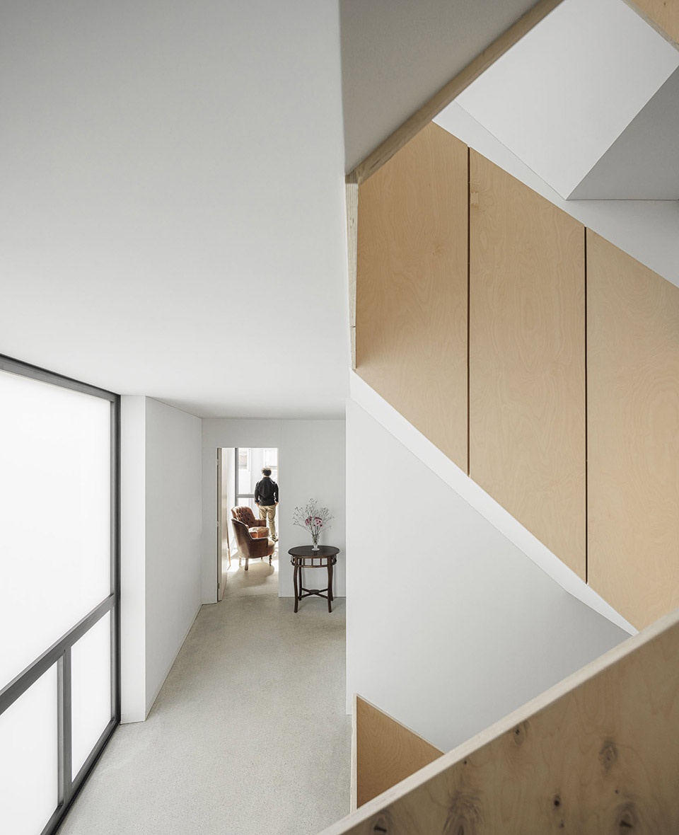 Casa Vertical by Ivo Tavares Studio