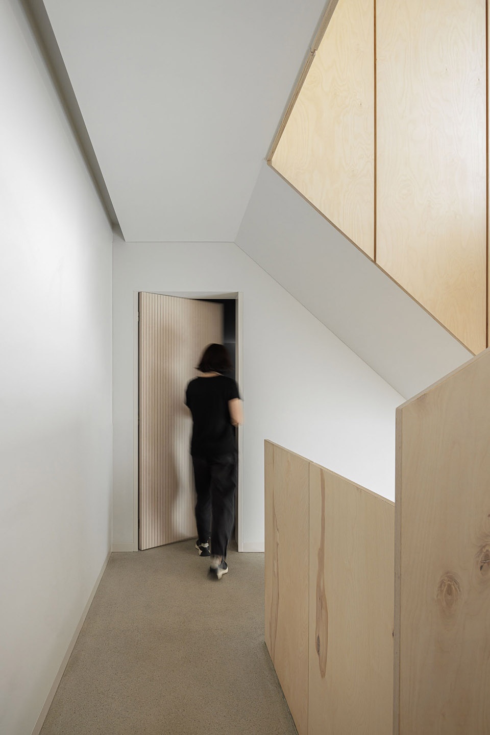 Casa Vertical by Ivo Tavares Studio