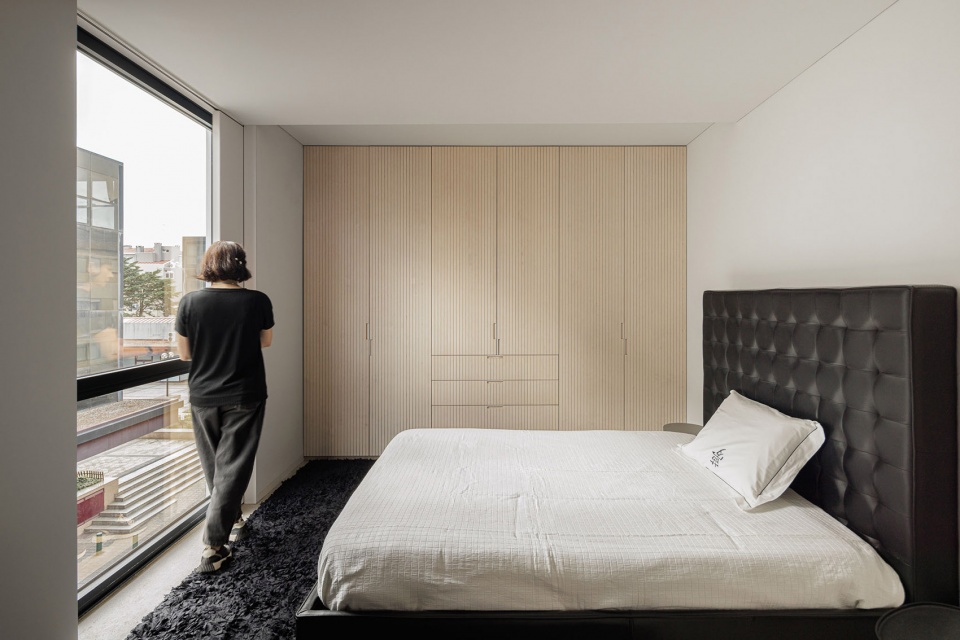 Casa Vertical by Ivo Tavares Studio