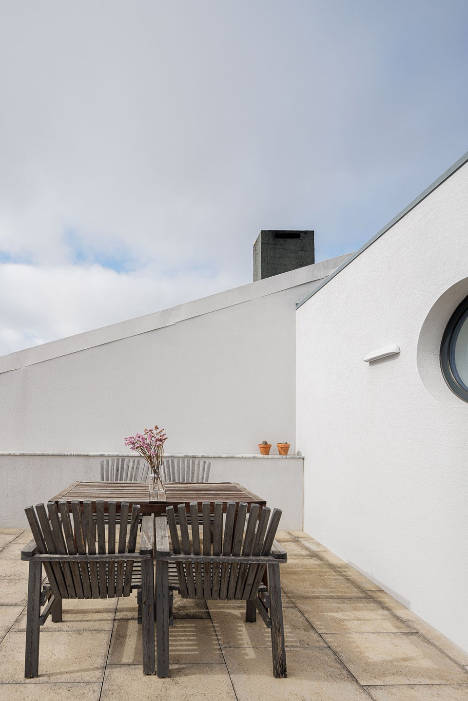 Casa Vertical by Ivo Tavares Studio
