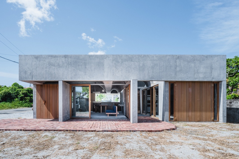 house in shikenbaru by studio cochi architects