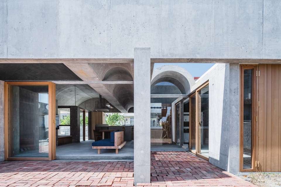 house in shikenbaru by studio cochi architects