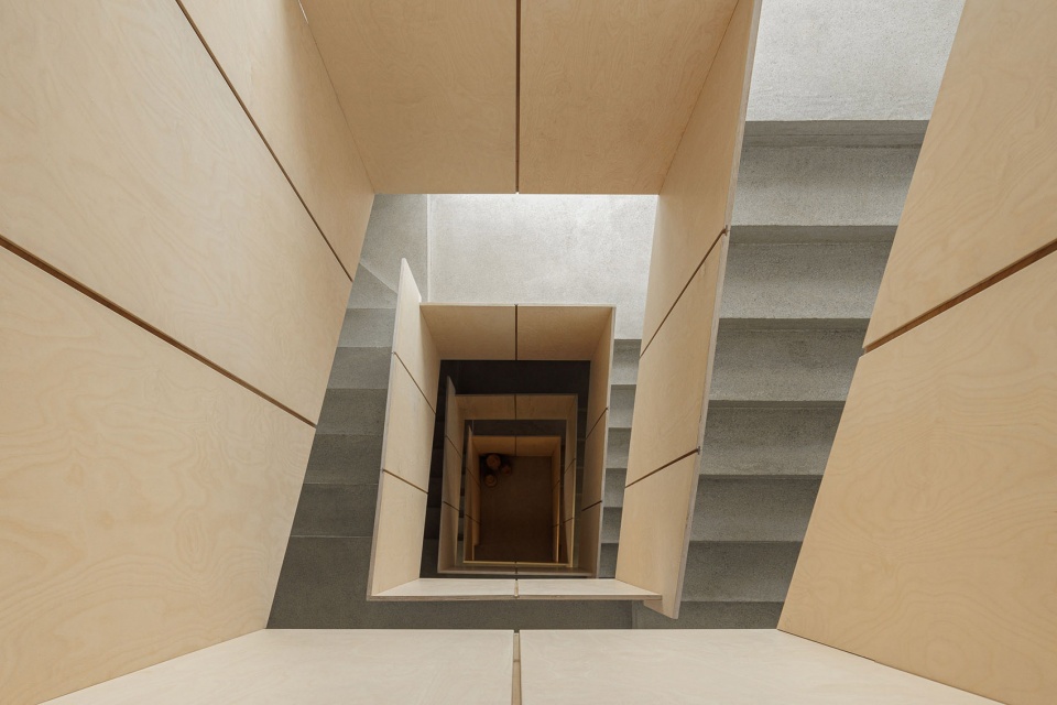 Casa Vertical by Ivo Tavares Studio