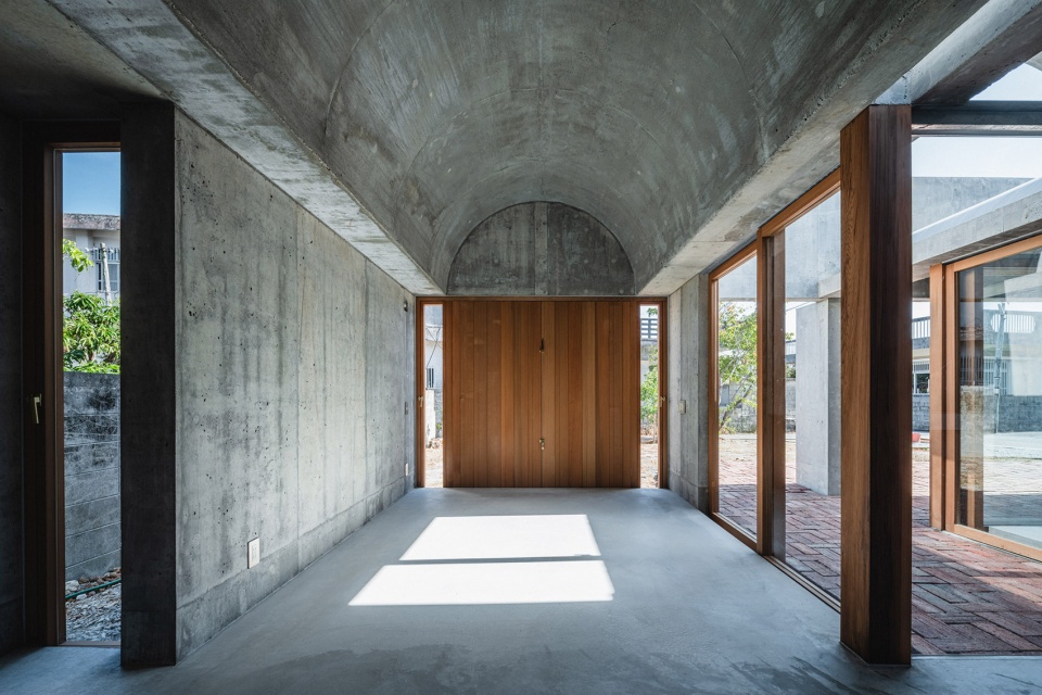 house in shikenbaru by studio cochi architects