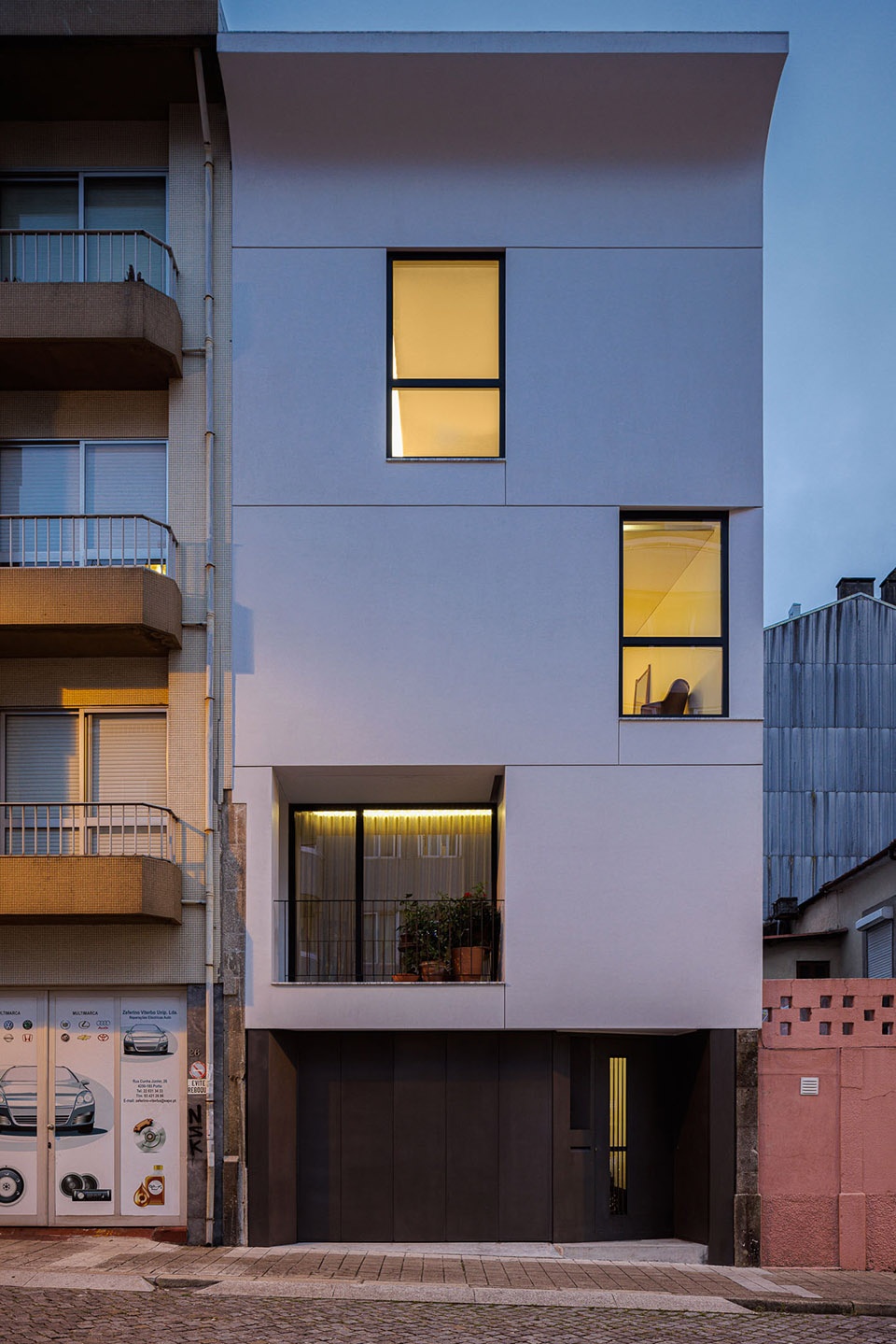 Casa Vertical by Ivo Tavares Studio