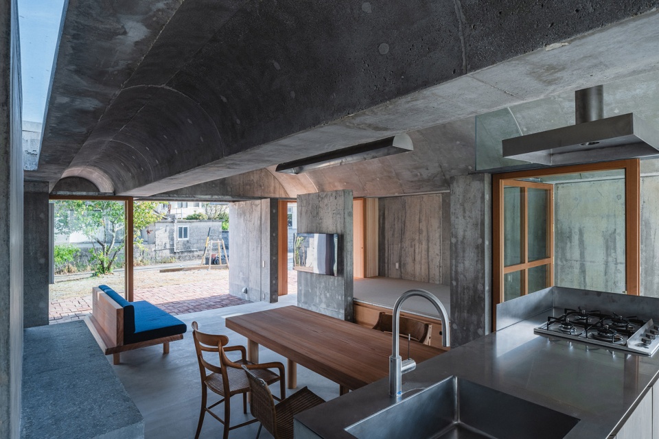 house in shikenbaru by studio cochi architects