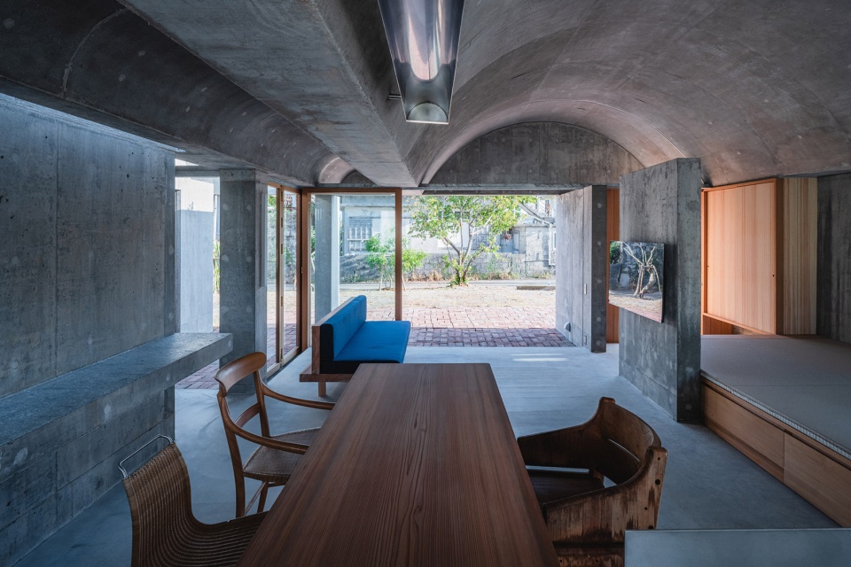 house in shikenbaru by studio cochi architects
