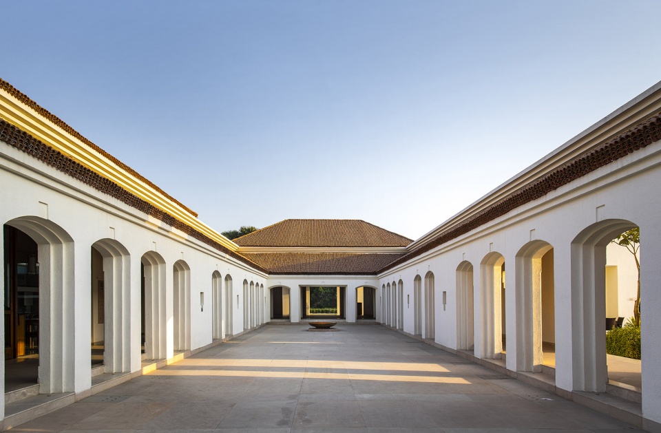 hotel in bodh gaya by sjk architects