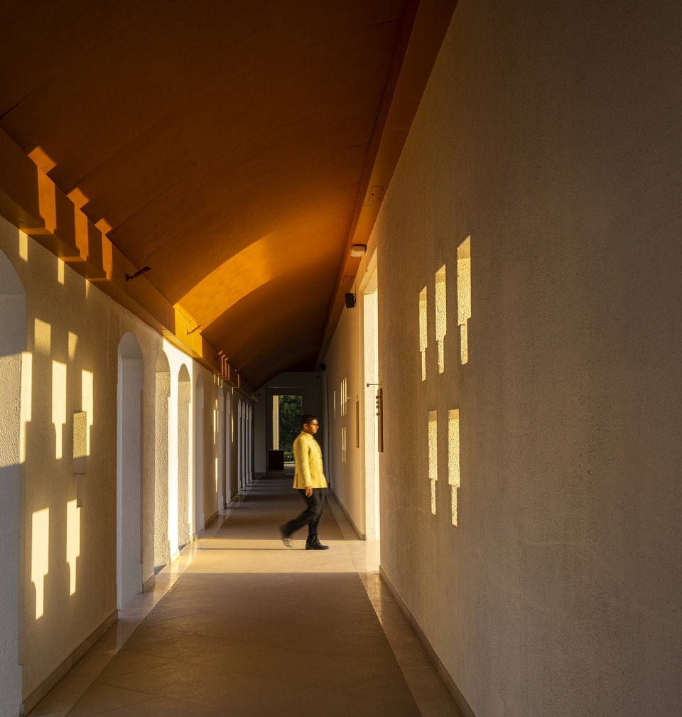 hotel in bodh gaya by sjk architects
