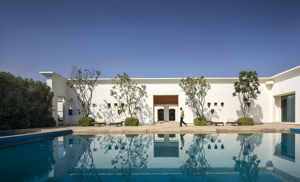 hotel in bodh gaya by sjk architects