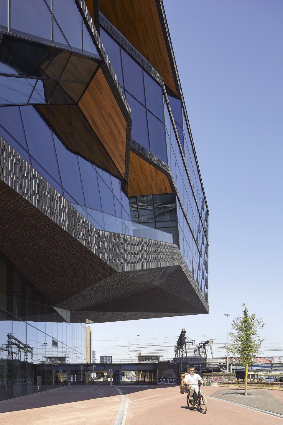 unstudios new city campus for travel leader booking com opens in amsterdam