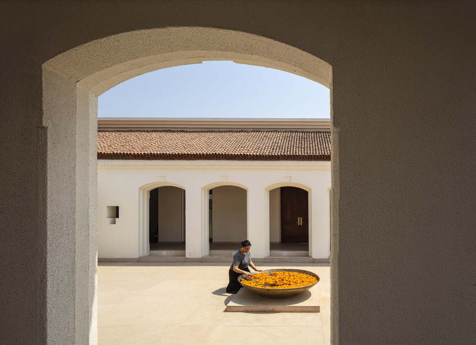 hotel in bodh gaya by sjk architects