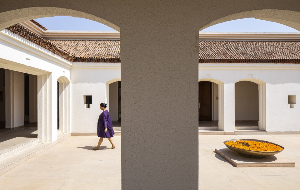 hotel in bodh gaya by sjk architects