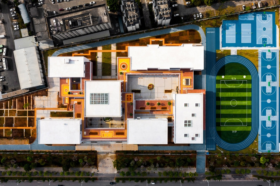 户外步道将各楼栋联系在一起 tao zhi studio
