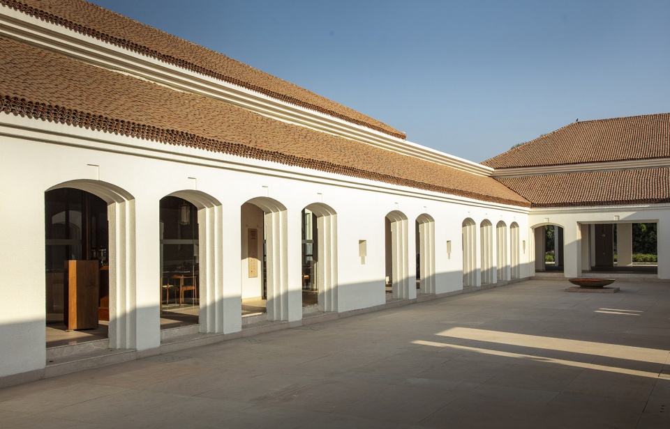 hotel in bodh gaya by sjk architects