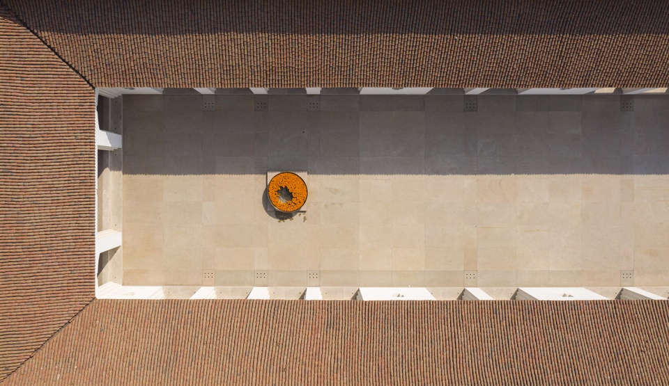 hotel in bodh gaya by sjk architects