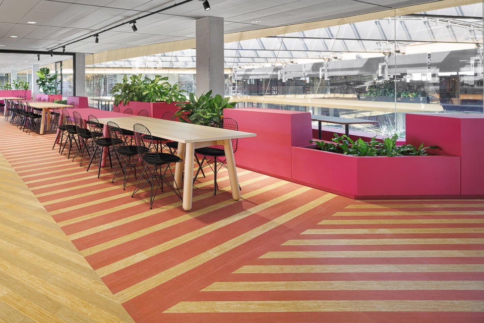 unstudios new city campus for travel leader booking com opens in amsterdam