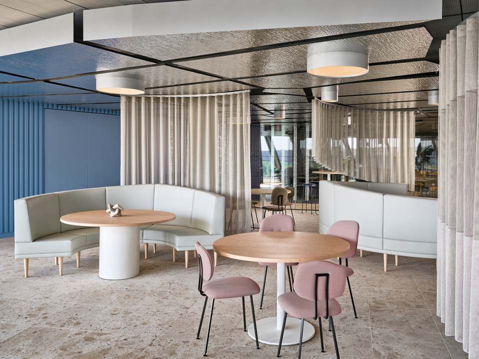 unstudios new city campus for travel leader booking com opens in amsterdam