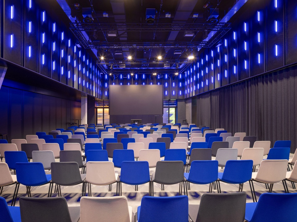 unstudios new city campus for travel leader booking com opens in amsterdam