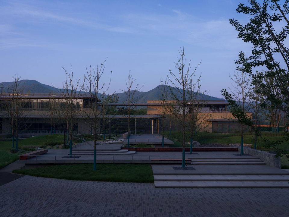 入口南侧连接商业街区的平台The south side of the entrance connects to the platform of the commercial block ©️王宁
