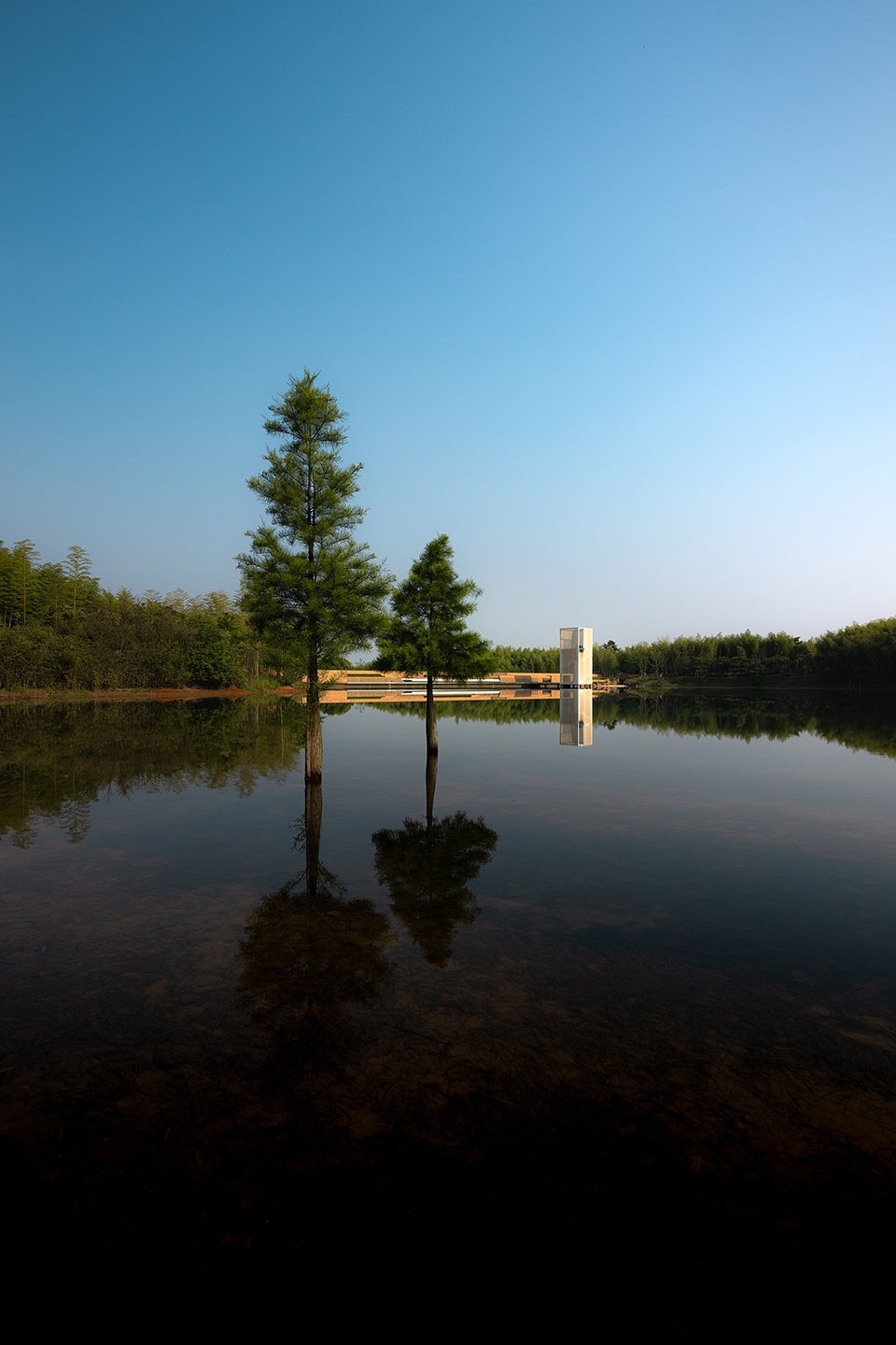 湖水倒影树林、晴雨塔和天空The lake reflects the woods the rain tower and the sky ©️王宁