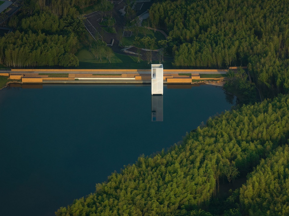 横向展开的堤坝和纵向上升的晴雨塔Horizontally unfolding dikes and longitudinally ascending towers©️王宁