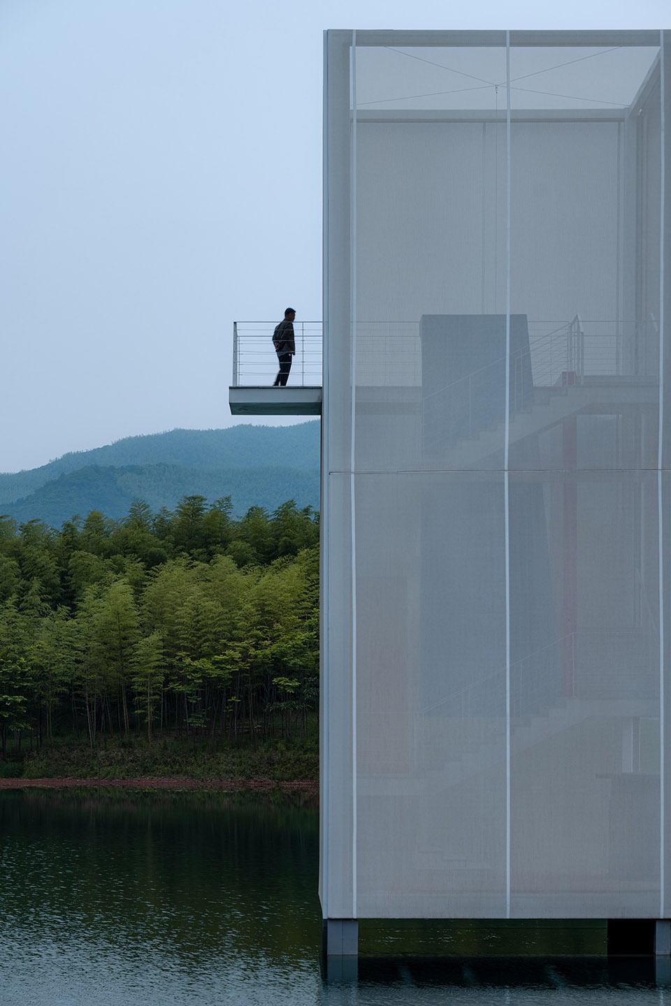 登上晴雨塔,延绵的山林成为最迷人的自然风景Climb the Rainbow Tower and the rolling mountains and forests become the most enchanting natural scenery ©️王宁