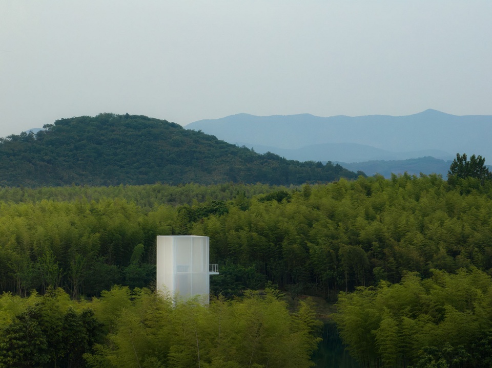登上晴雨塔,延绵的山林成为最迷人的自然风景Climb the Rainbow Tower and the rolling mountains and forests become the most enchanting natural scenery ©️王宁