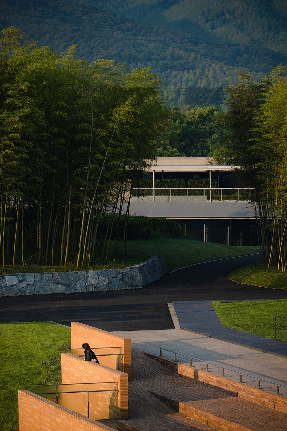 湖畔道路连接旁边的小镇商业The lakeside road connects the towns businesses next to it ©️王宁