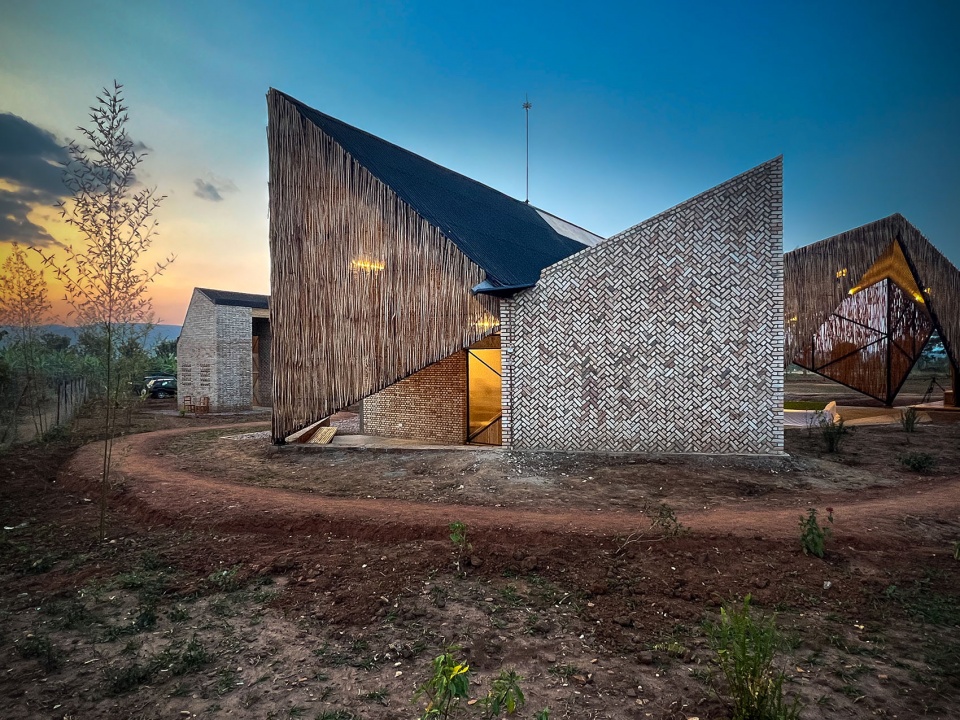 komera leadership center by be design