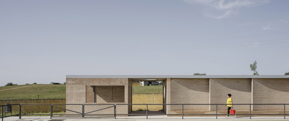 Changing Room And Auxiliary Services Building by Liangliang Chen Sergio Mota