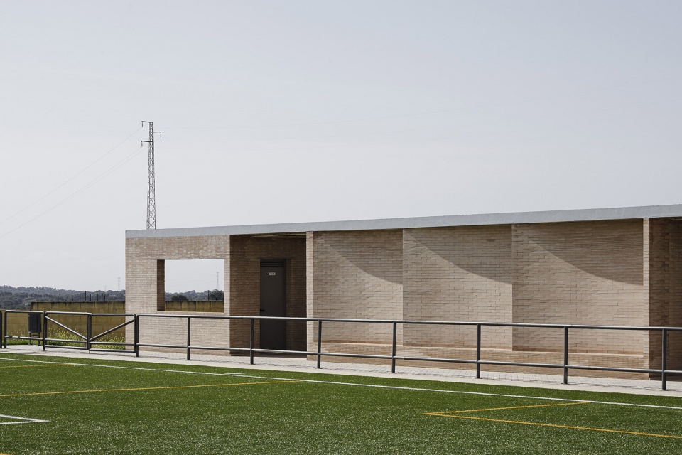 Changing Room And Auxiliary Services Building by Liangliang Chen Sergio Mota