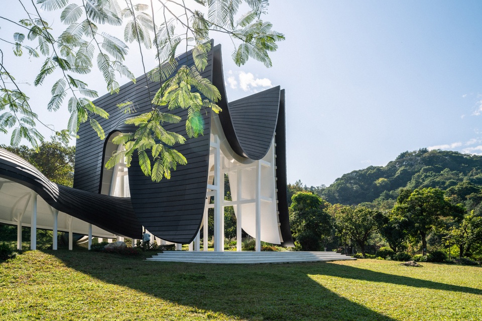 the levitated curtain xi hall by say architects