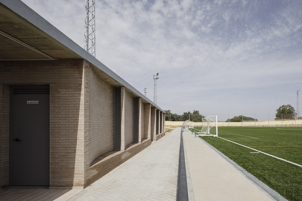 Changing Room And Auxiliary Services Building by Liangliang Chen Sergio Mota