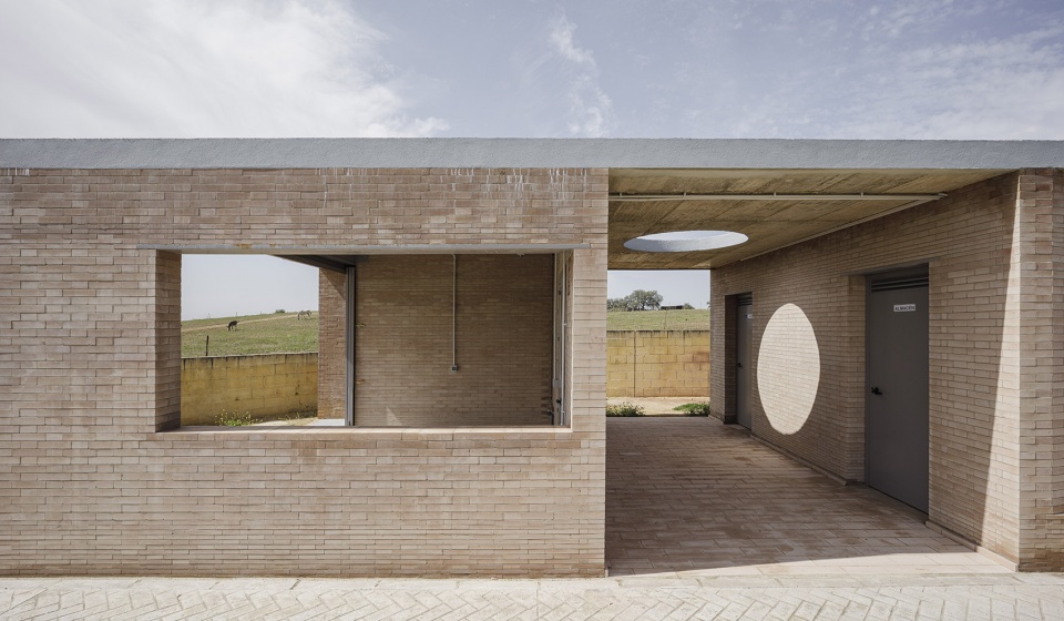 Changing Room And Auxiliary Services Building by Liangliang Chen Sergio Mota