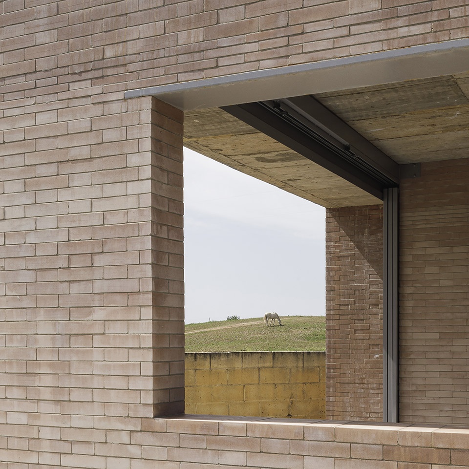 Changing Room And Auxiliary Services Building by Liangliang Chen Sergio Mota