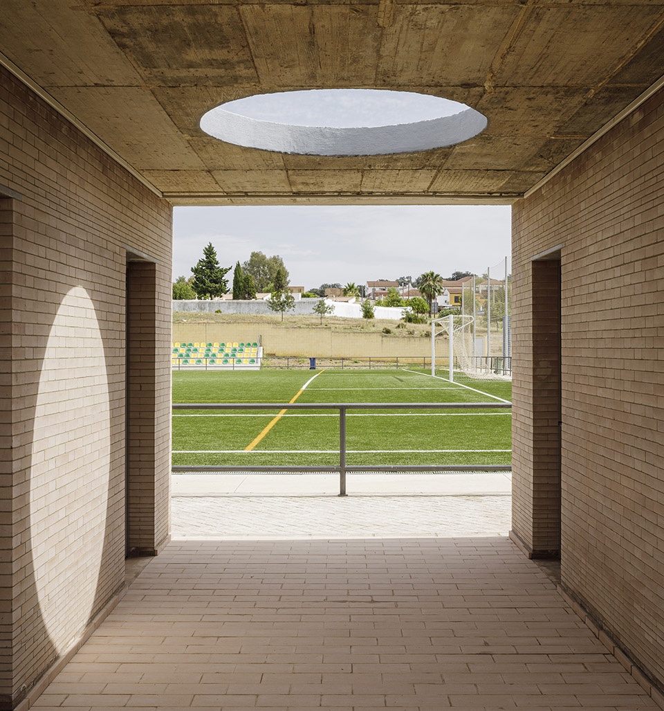 Changing Room And Auxiliary Services Building by Liangliang Chen Sergio Mota