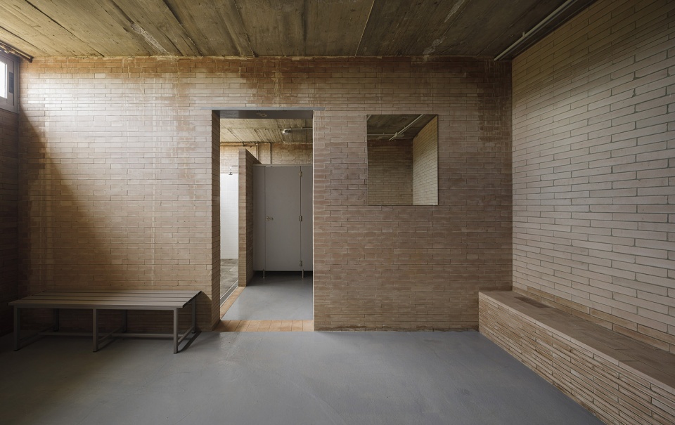 Changing Room And Auxiliary Services Building by Liangliang Chen Sergio Mota