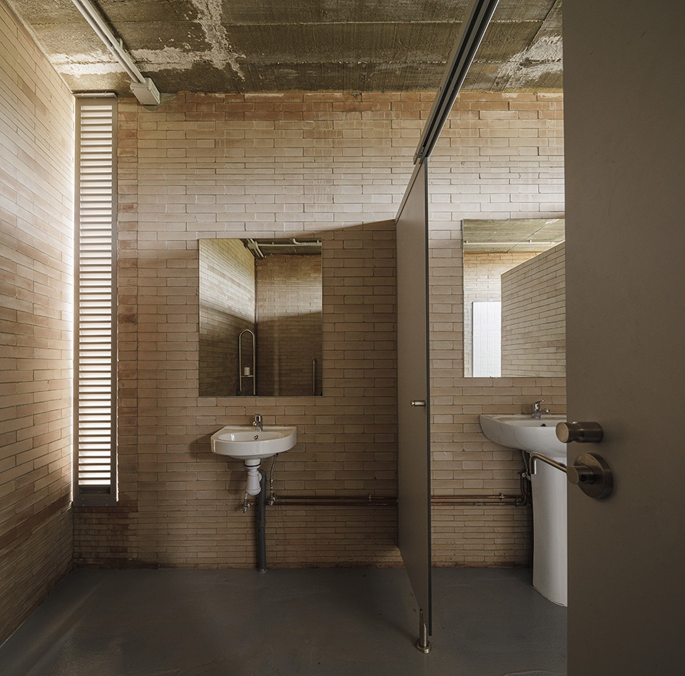Changing Room And Auxiliary Services Building by Liangliang Chen Sergio Mota