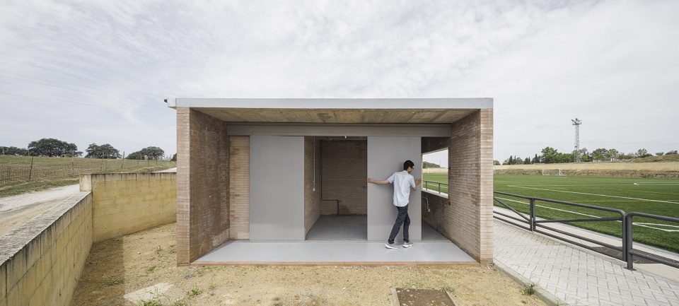Changing Room And Auxiliary Services Building by Liangliang Chen Sergio Mota