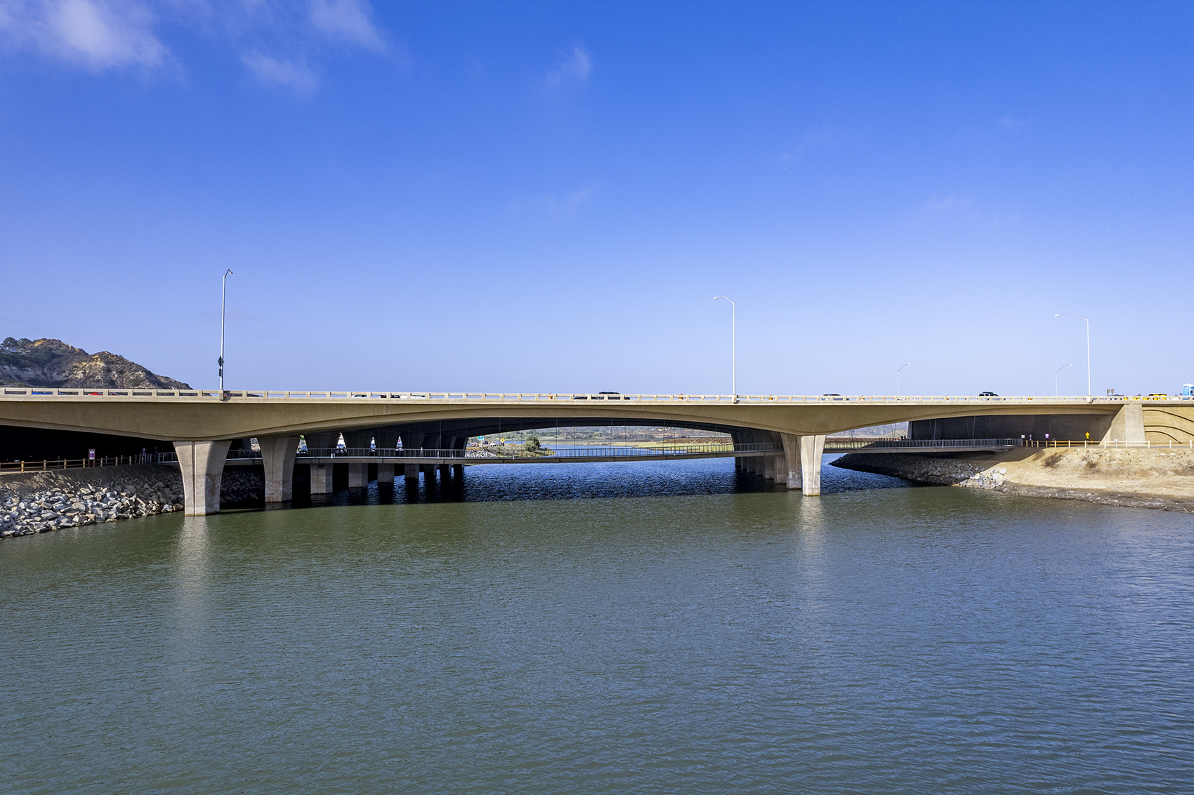 San Elijo Lagoon Pedestrian Bridge by Safdie Rabines Architects - 谷德设计网